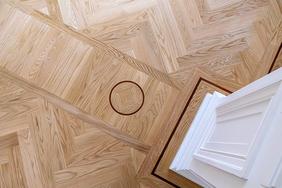 Parquet clair avec décorations rouges